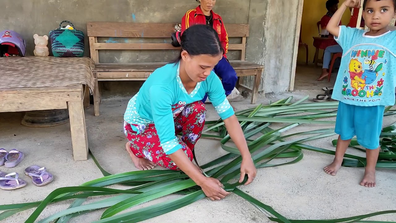 Proses Pembuatan Tikar Dari Daun Pandan Hutan Khas Pinembani