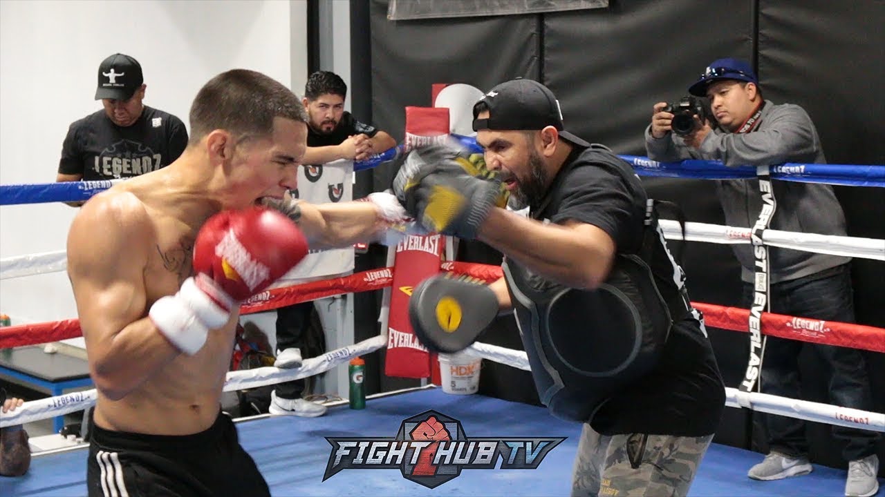 OSCAR VALDEZ SHOWS CRAZY SPEED ON THE MITTS & LOOKS POWERFUL FOR SCOTT QUIGG CLASH
