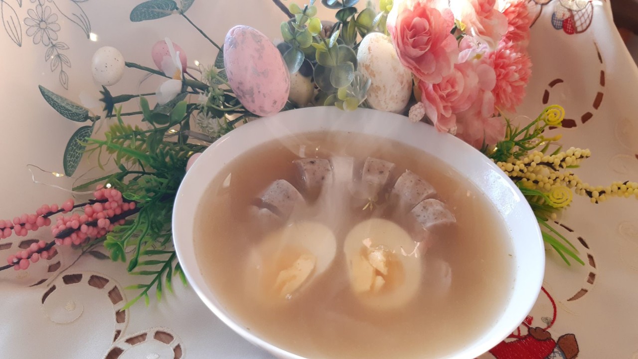 🍲 Tradycyjny Barszcz biały z białą kiełbasą, boczkiem i jajem 🥚