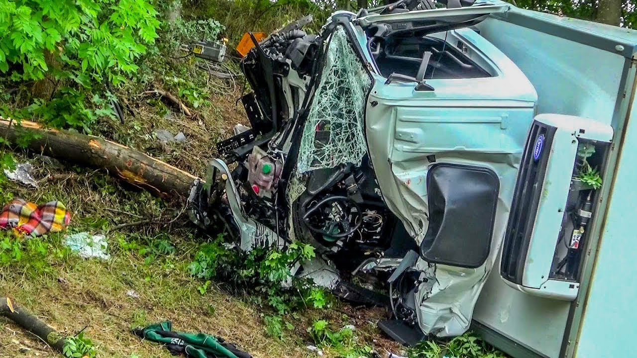HORRORCRASH A81: LKW RAST IN PANNENFAHRZEUG & KIPPT UM | Feuerwehr befreit LKW-Fahrer