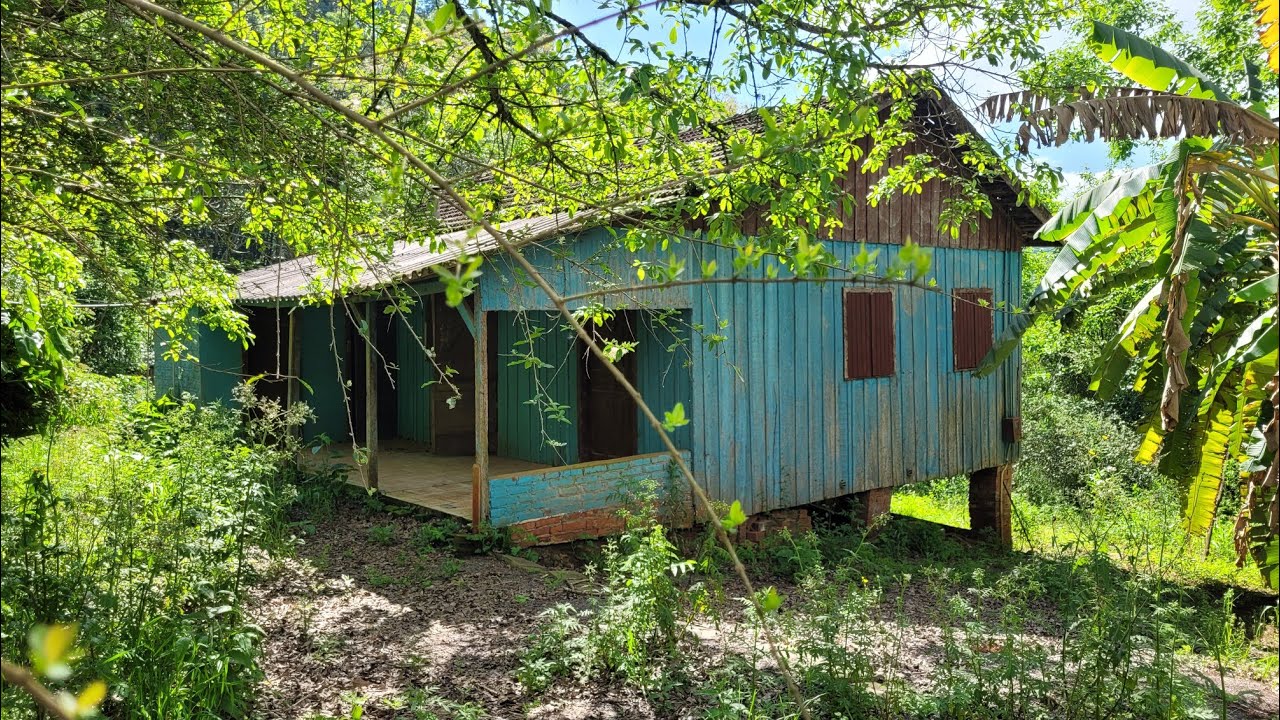 MUITO ESTRANHO. CASA ABANDONADA COM TUDO DENTRO NA BEIRA DA ESTRADA!