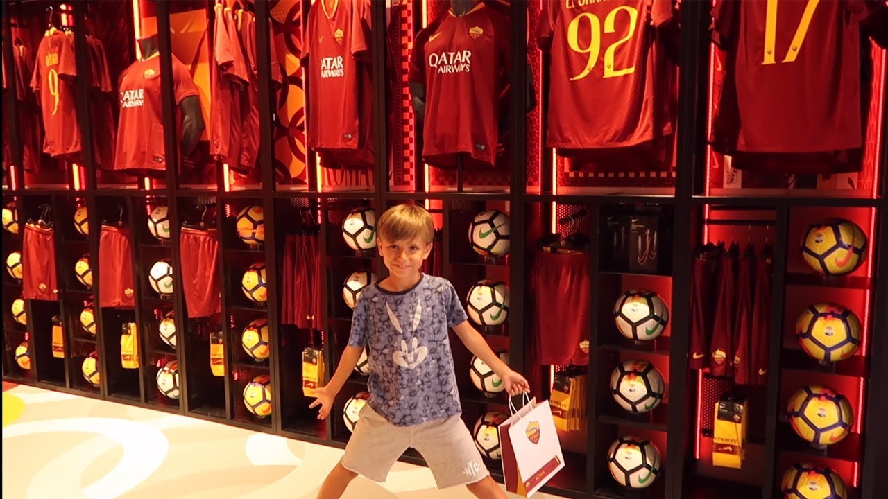 Family Visiting ROME and AS ROMA Football Store ⚽️