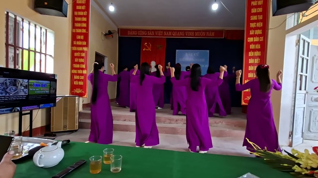 Cô gái pa cô dân vũ thôn Hạnh Phúc 8/3 /2026