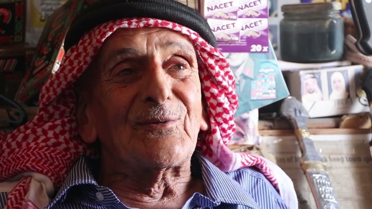 عشق شكسبير وكتبه وأقواله.. ابو ماجد صاحب دكان الزمن الجميل في معان..