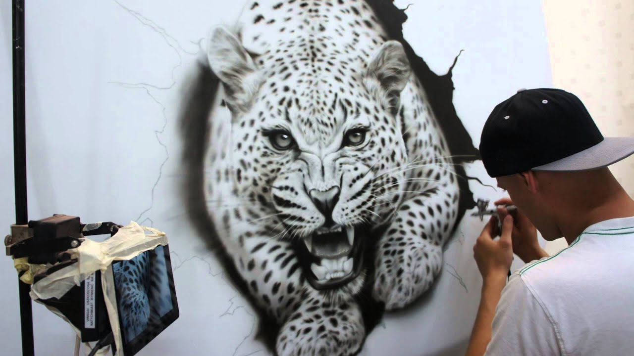 Setka airbrushing leopard on Range Rover Evoque