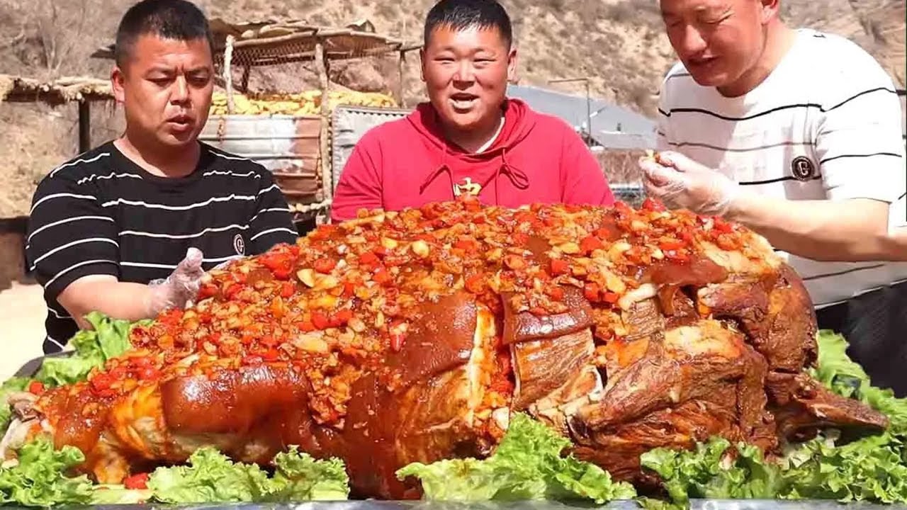 小波用整扇猪肉做大餐，配上蒜蓉辣椒酱简直绝了，兄弟几人抢着吃【黄土兄弟】