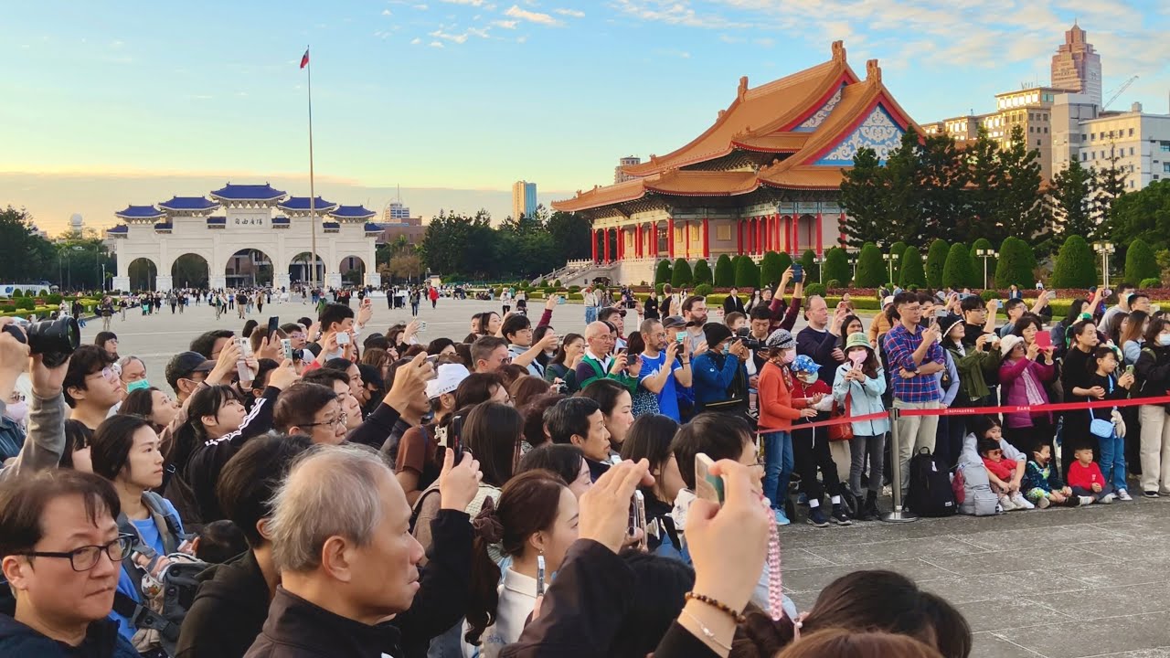 2026.1.25【觀禮人潮大爆滿？全場遊客響起熱烈掌聲！】中正紀念堂 陸軍儀隊 禮兵巡查、訓練展示及降旗典禮 TAIPEI, TAIWAN 🇹🇼