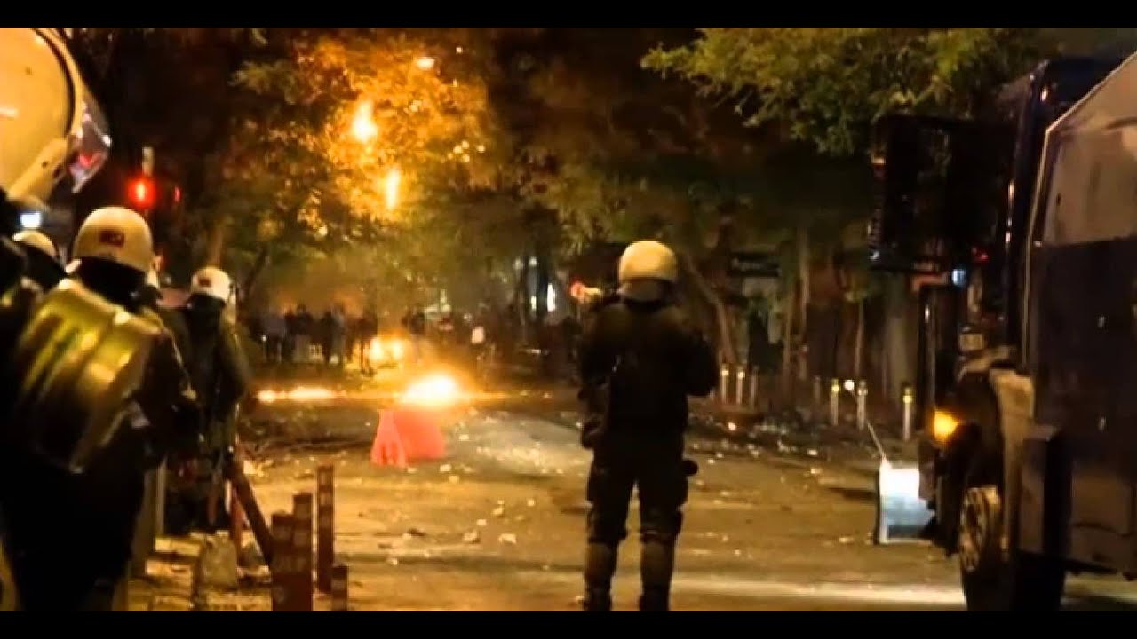 Duros disturbios en Atenas en el aniversario del asesinato del adolescente a manos de un polic&iacute;a