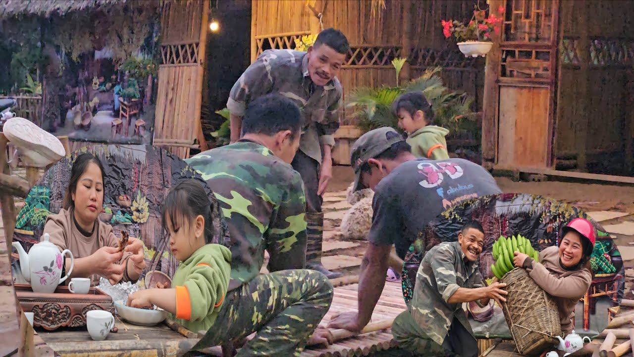 Grandpa&rsquo;s Friends Come to Repair the House &mdash; Phuc Ha Buys Many Chickens for the Family