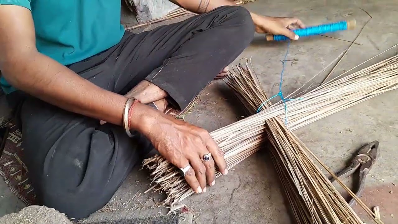 খুব অল্প টাইমে ঝাঁটা বানানো ।। ঝাঁটা বানানোর পদ্ধতি। Nariyal jharu Kaise banata hai