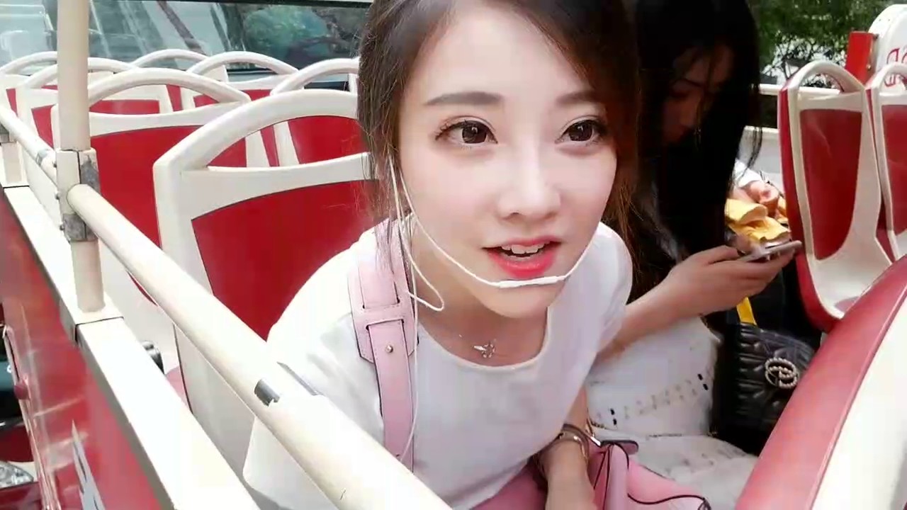 馮提莫 -“七里香” in 上海戶外 雙層敞篷巴士