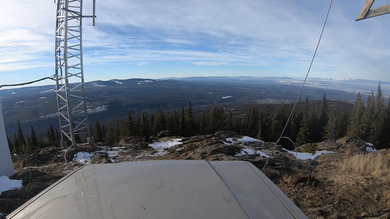 Sinkut Mountain in a 60 series Landcruiser and a solid axle 3.4 swapped Toyota pickup