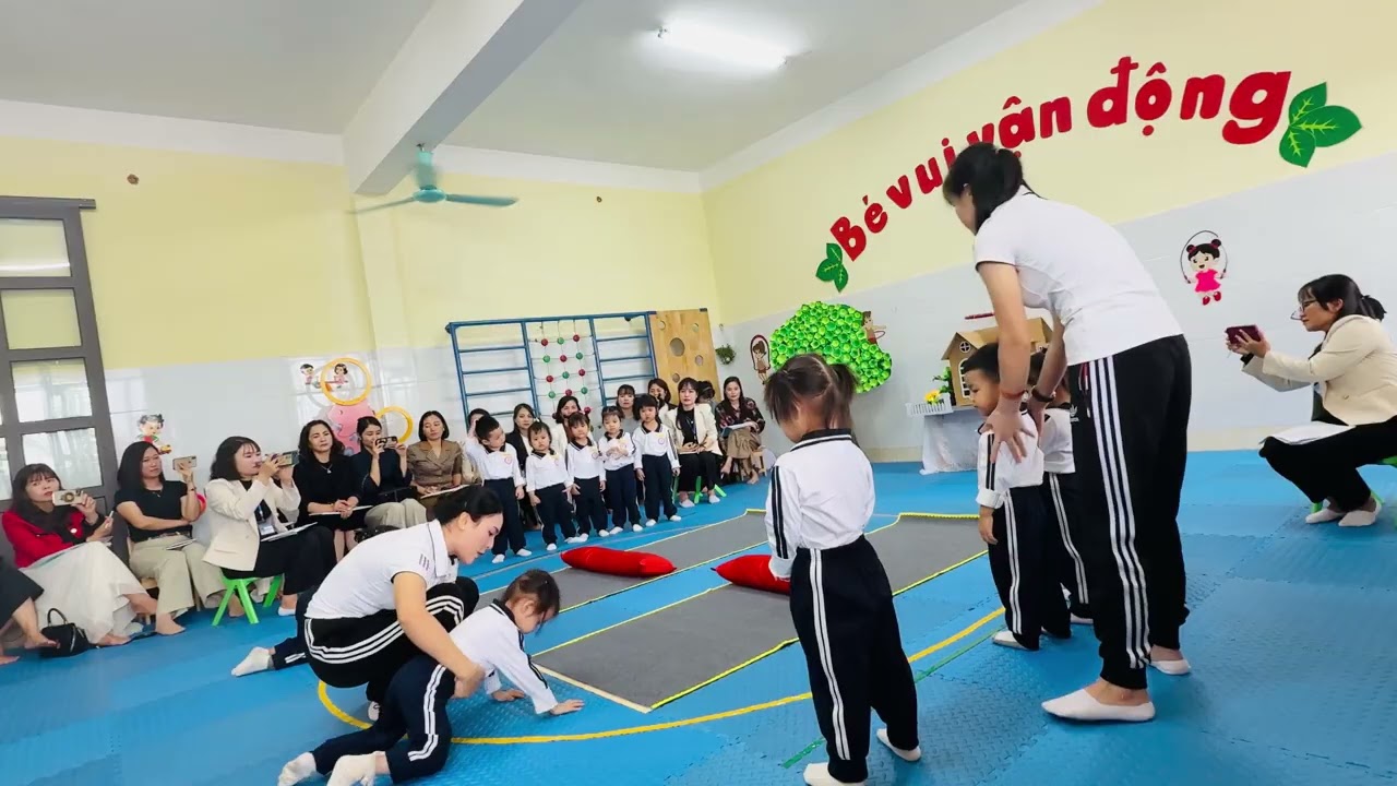 TIẾT DẠY SHCM PTTC “BÒ, TRƯỜN QUA VẬT CẢN” 24-36 THÁNG - MN NHÃ NAM - BẮC NINH