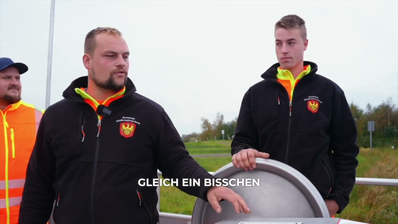 Bedienung der Pünte (Handkurbelfähre) am 3-Meere-Weg rund um das Große Meer