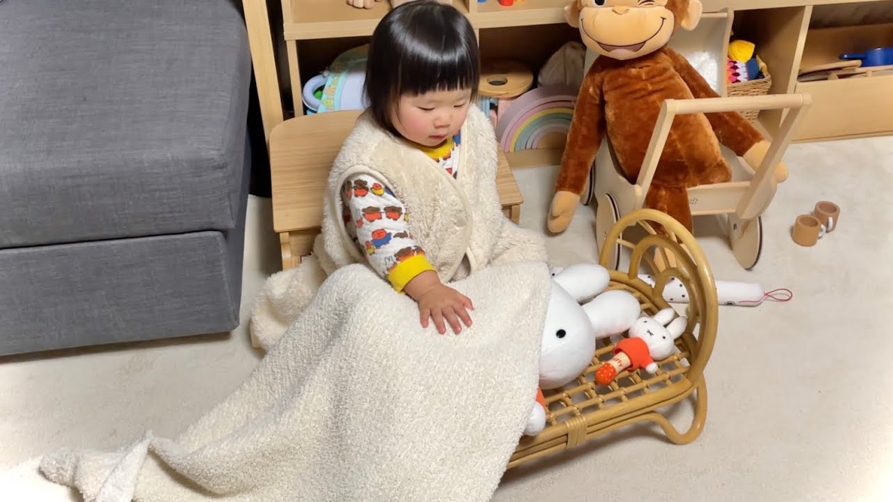 子守唄を歌いながらミッフィーさんを寝かしつけする1歳娘