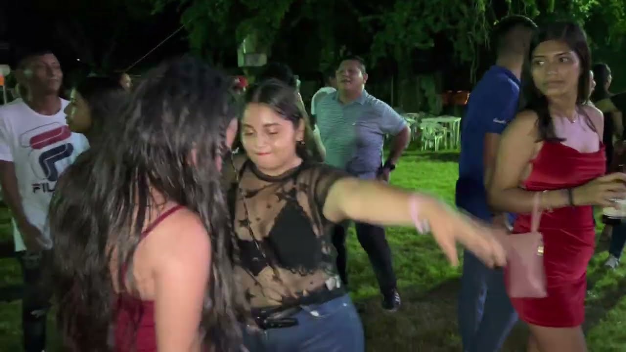 Pero como lo mueve la chica de rojo
