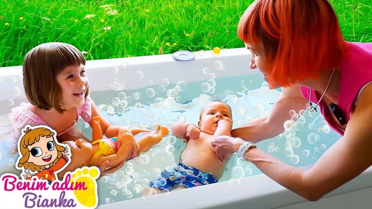 Bebek bakma oyunları! Baby Born oyuncak bebek ve Dorian jakuzide banyo yapıyorlar!