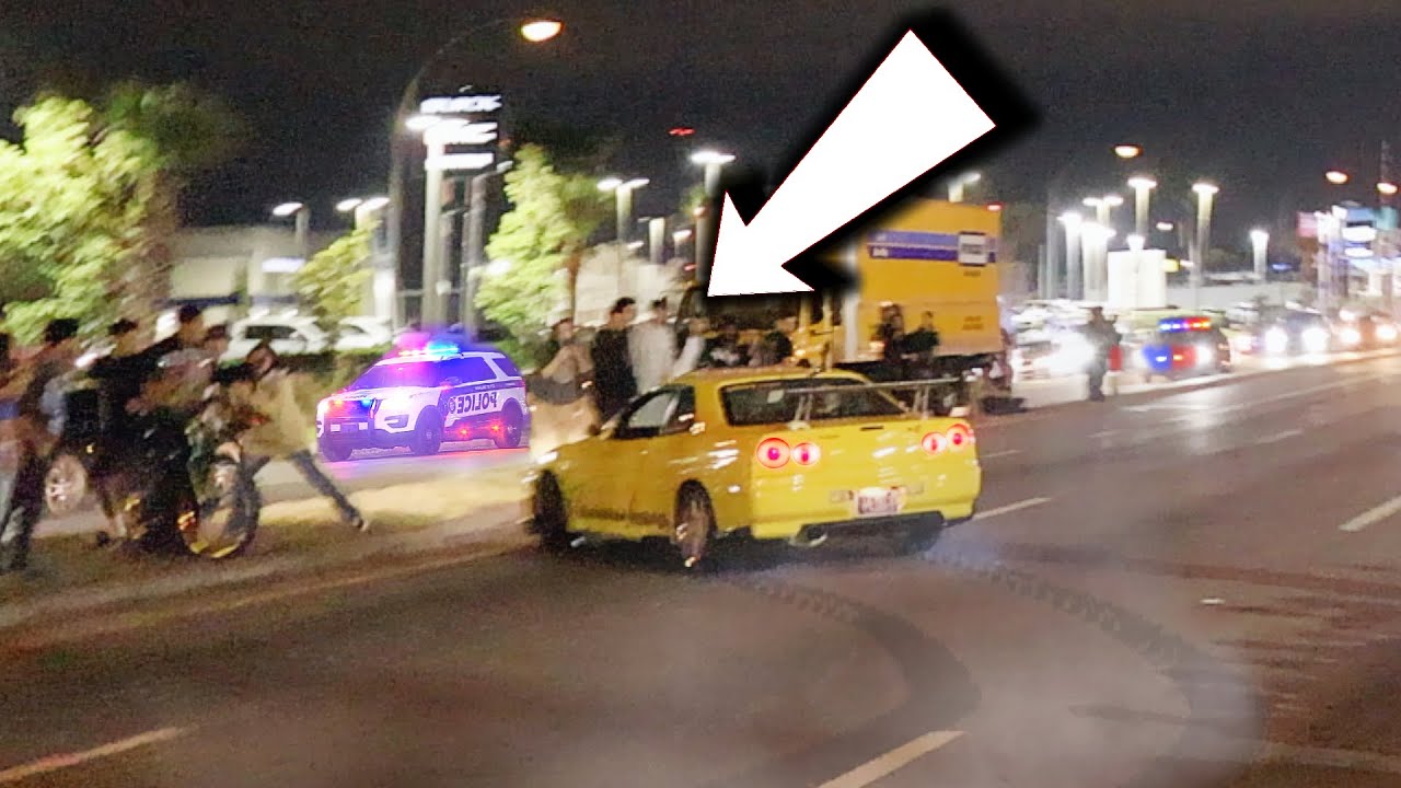 Nissan GT-R 34 вылетел в толпу!! Ему удалось скрыться от полиции!