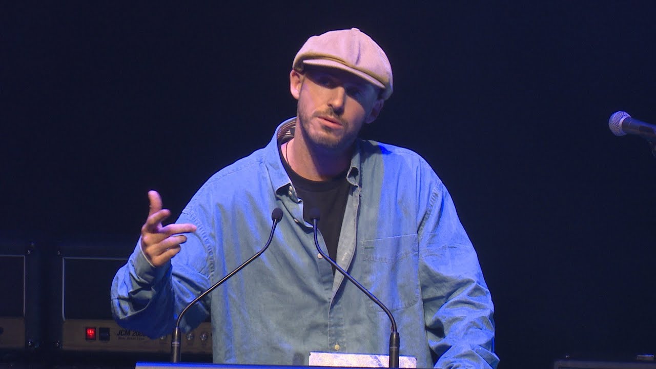 Tom Scott accepts the 2019 Taite Music Prize