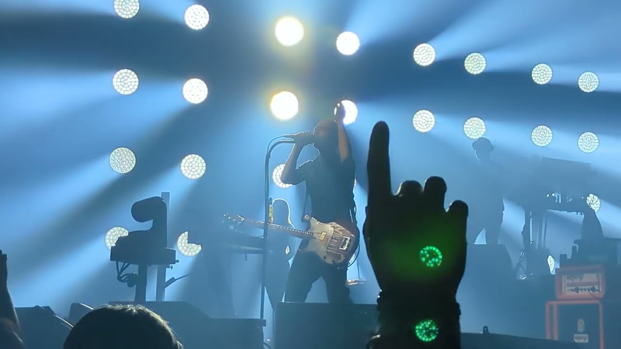 CALOGERO au FOREST NATIONAL BRUXELLES ( Aussi Libre Que Moi ) ( Un Jour Au Mauvais Endoit ) 13/12/24
