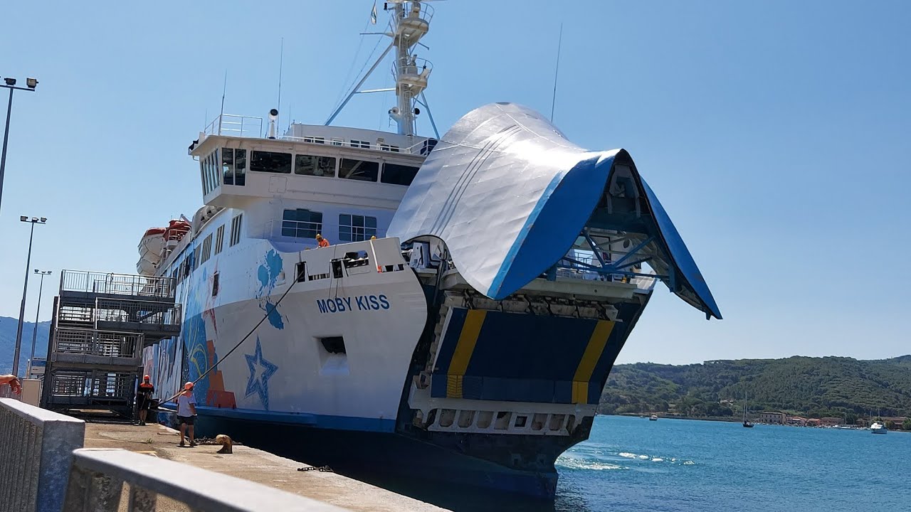 Moby Kiss - Moby Lines | arrivo e attracco nel porto di Portoferraio