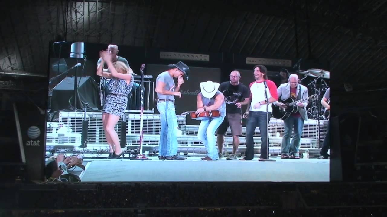 Chesney and McGraw Perform Running on Empty at Cowboys Stadium