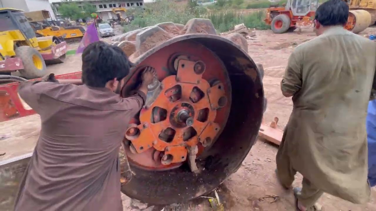 Restoration of Largest Power Full Soil Compactor of Road Roller / Roller Open Drum & Bearing Replace