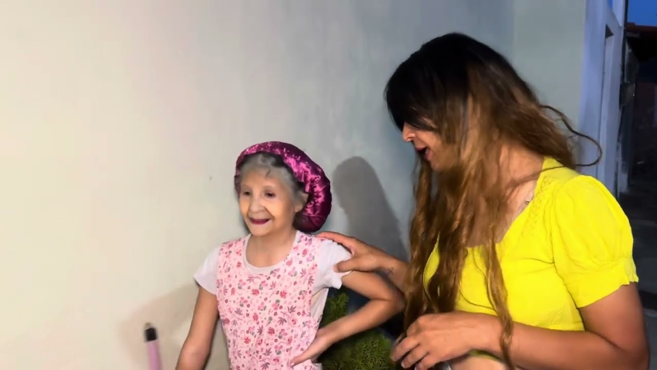 Dona Ritinha de olho nas plantas de Claudinha 
