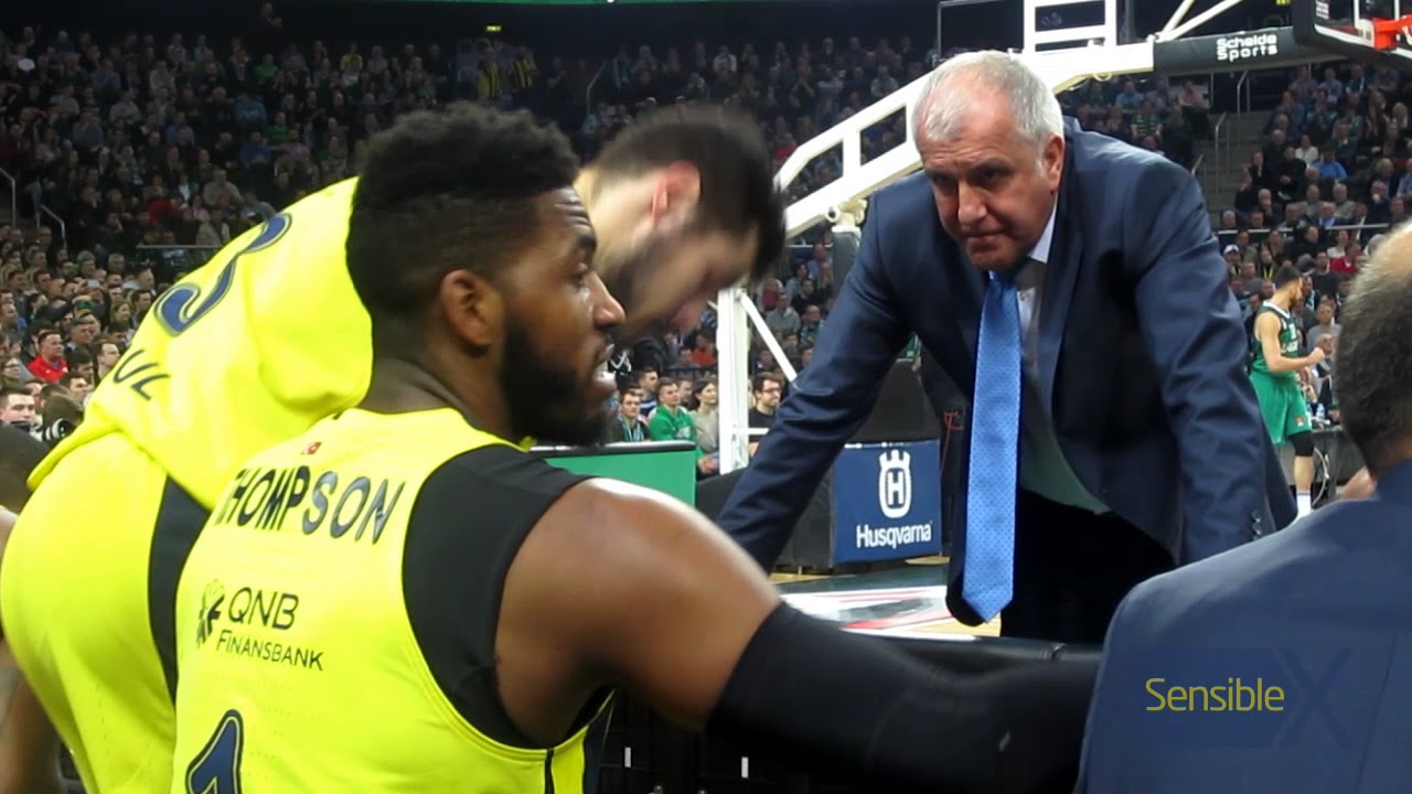 Ko&ccedil; Obradovic , kenara aldığı Jason Thompson ile defans felsefesini tartışır