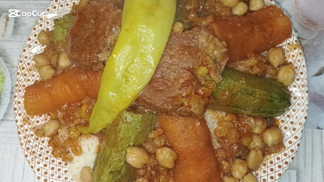 طعام بالمرقة الحمرا باللحم 🍲 بنين وساهل | غداء تقليدي يدفّي القلب