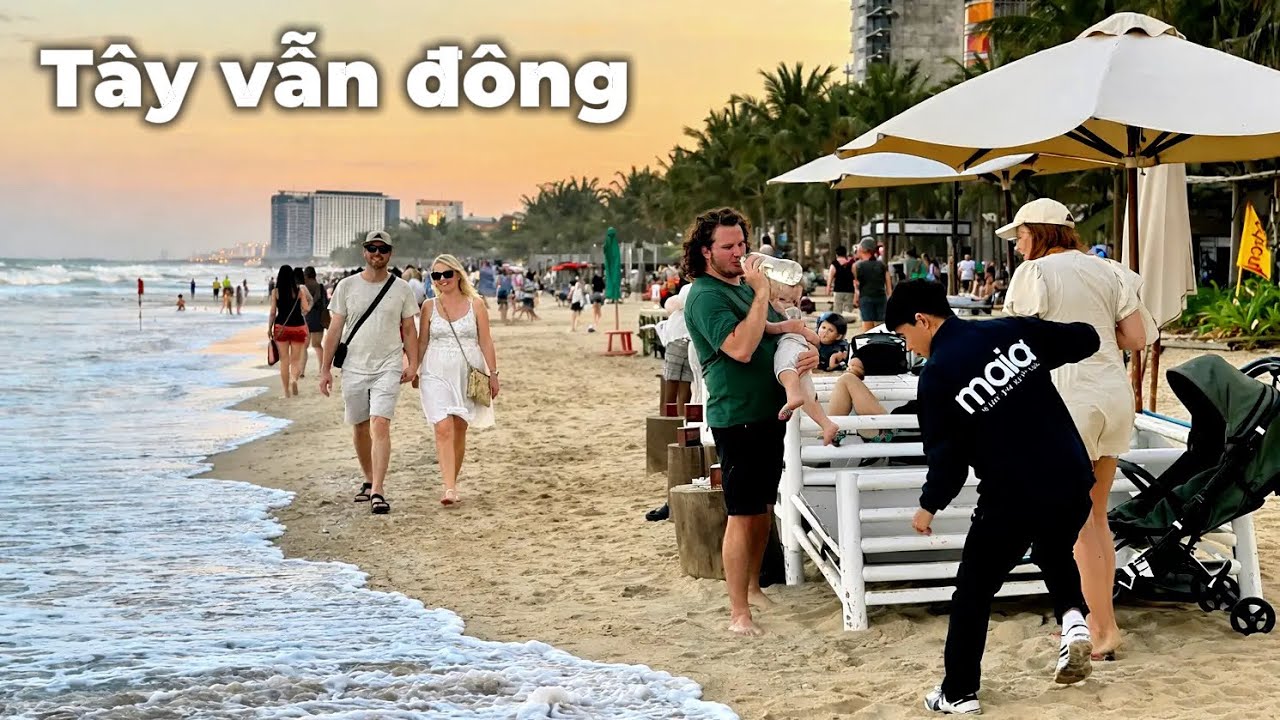 Đà Nẵng chiều biển động, vẫn đông khách Tây