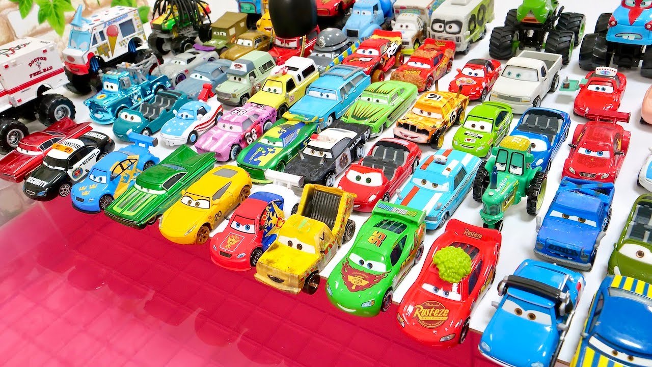 色々なカーズのミニカーが緩やかな坂道を走行して赤い水に落ちていきます♪