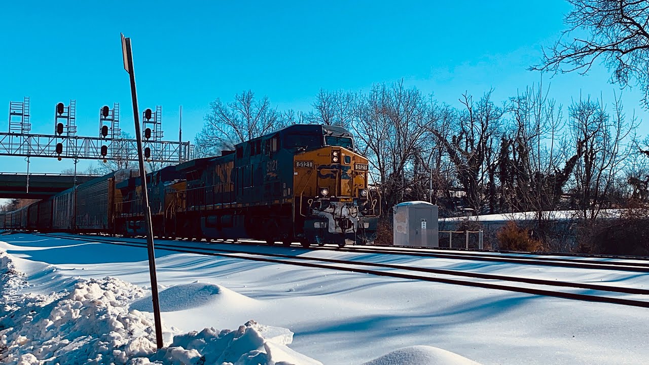 CSXT 5121 leads an Autoracks train Thru St Denis