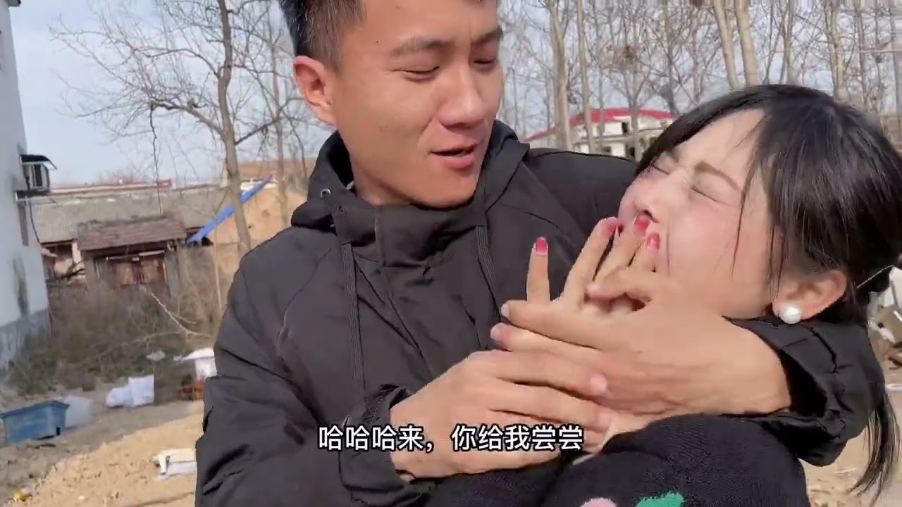 小兵又偷偷吃槟榔，兵嫂气的扇嘴巴子，按地上揍，并要求写保证书