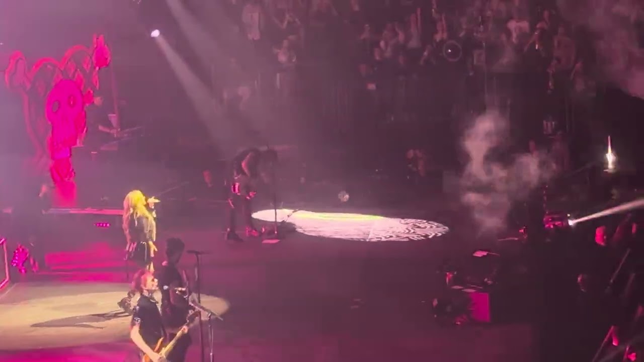 Avril Lavigne - Girlfriend - 30 May 2025 MADISON SQUARE GARDEN - New York
