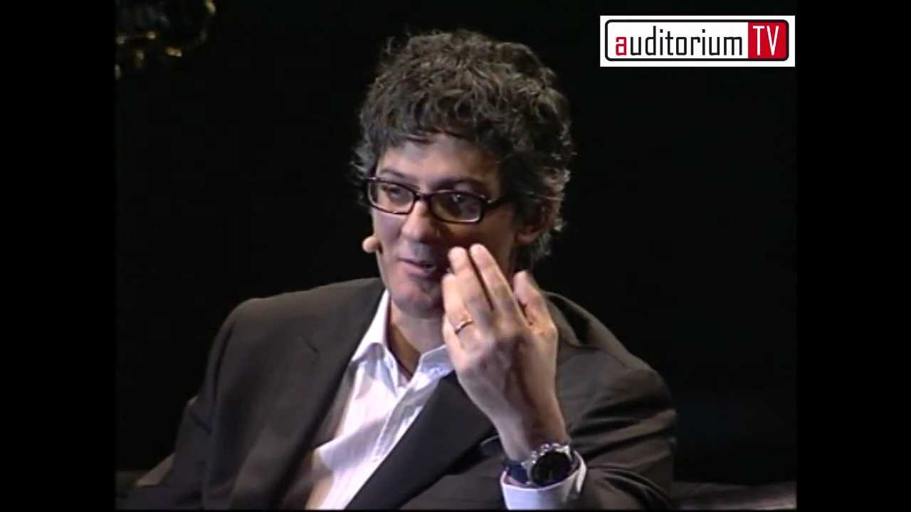 Fiorello insegna al pubblico "Sapore di sale" (Gino Paoli)