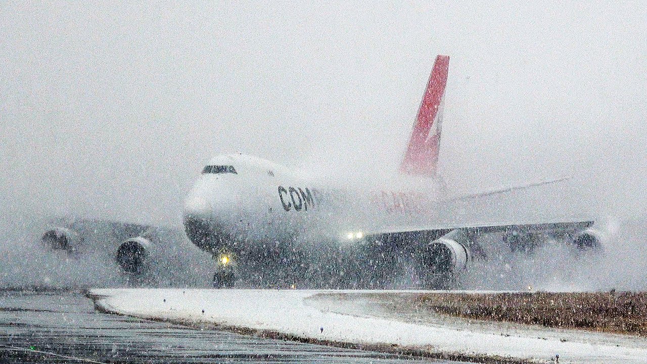 BOEING 747 SNOWSTORM LANDING - B747 LOW VISIBILITY Arrival (4K)