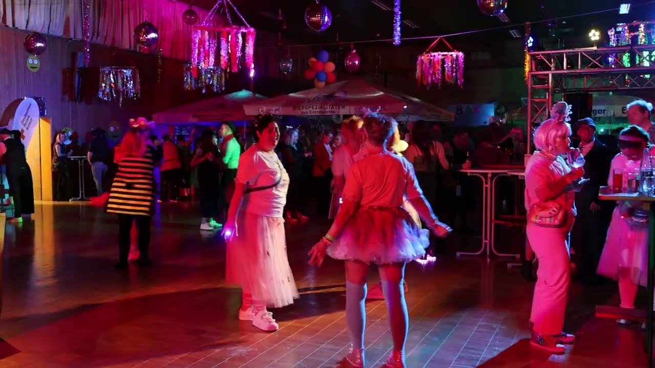Die PROSECCO-Girls beim Rosenmontagsball  in der Dielheimer Kulturhalle - auch auswärts in Stimmung