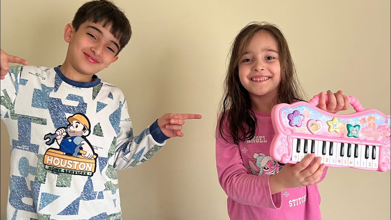 نايا فجأة ألفت اغنية! اسمعوا احلى اغنية من نايا و شوفوا كيف ناصر انصدم😂#youtubevideo #youtubevideos 
