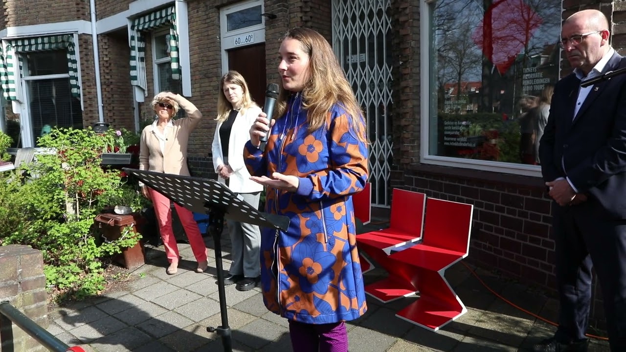 Dichter Hanneke van Eijken leest gedichten over Truus en Derkje van Lier.