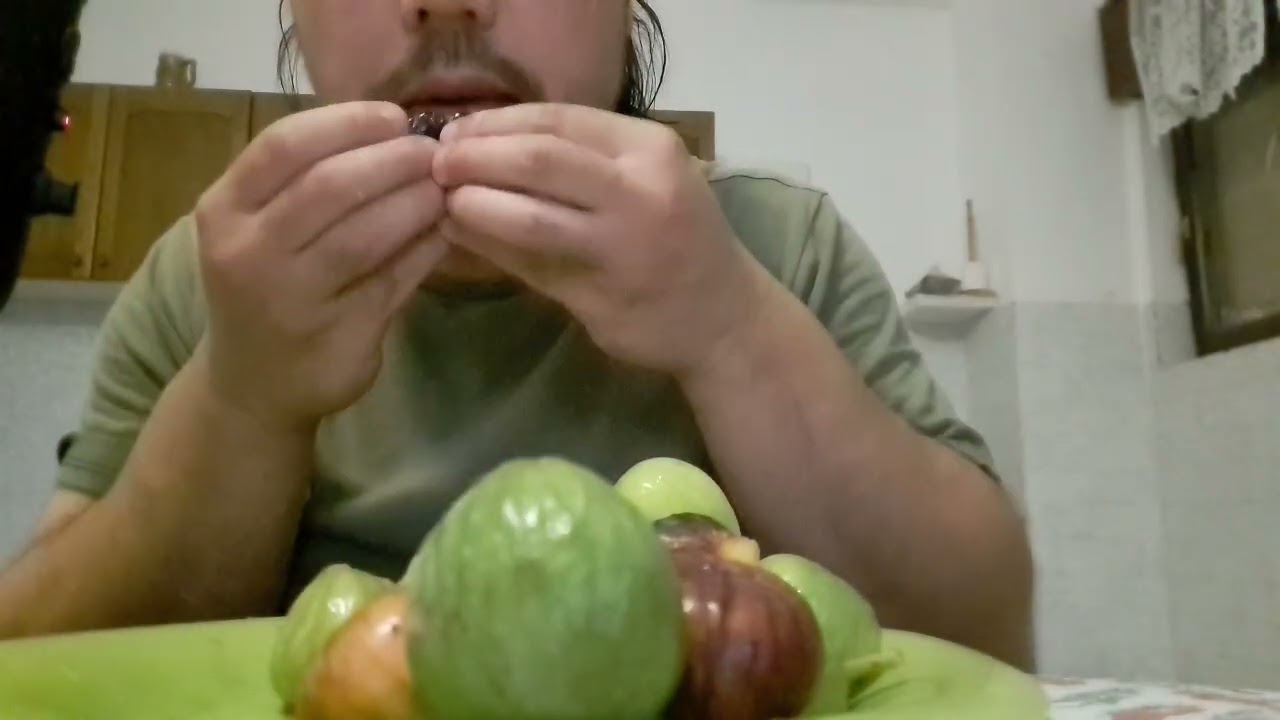 ASMR EATING SOUNDS - GREEN & PURPLE FIGS