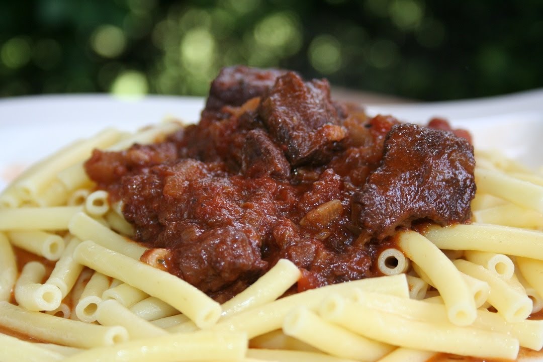So machst Du ein Hirschgulasch im Dutch Oven - Hirschragout
