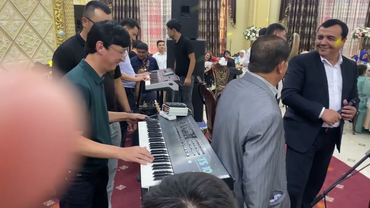 Nodir Umarov va Ziyohiddin Mullajonov san’atkorlar toʻyida. Oshiq boʻlsang.