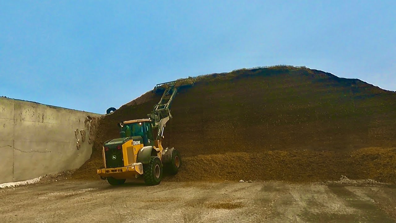 Fritsch Silage Defacer | Feeding Cows