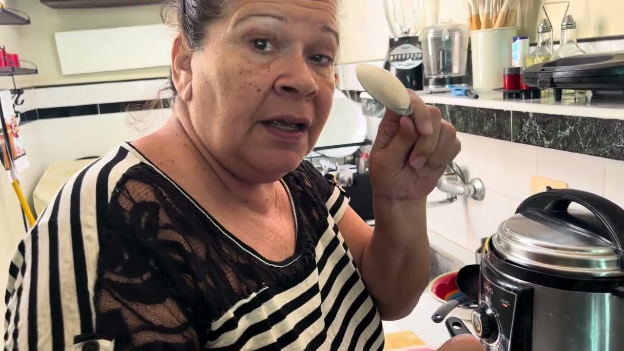 Así me gano la vida viviendo en Cuba. Cocinando una rica SOPA cubana. SORPRENDO a Indriany DULCE 