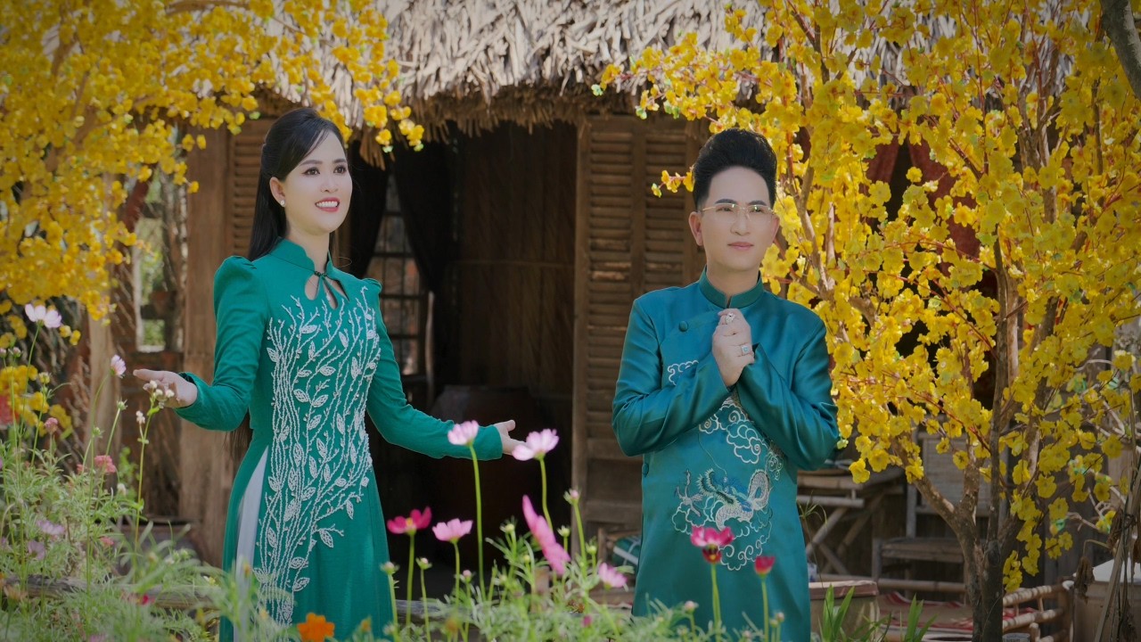TGĐ Hoàng Đông Và GĐ Hoài Thương Tặng Món Quà Ý Nghĩa Đến Quý Bà Con .