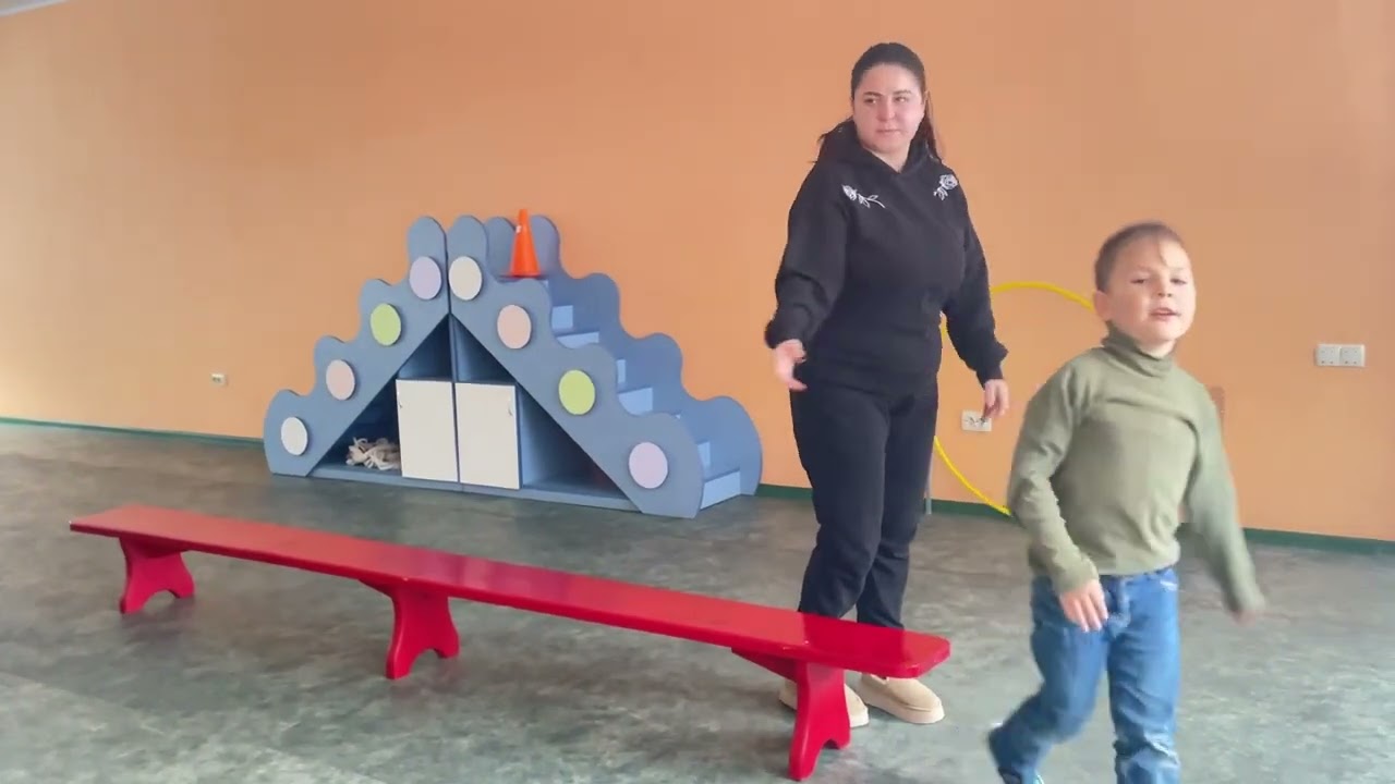 Фізкультура . Молодша група . Вправи на гімнастичній лаві