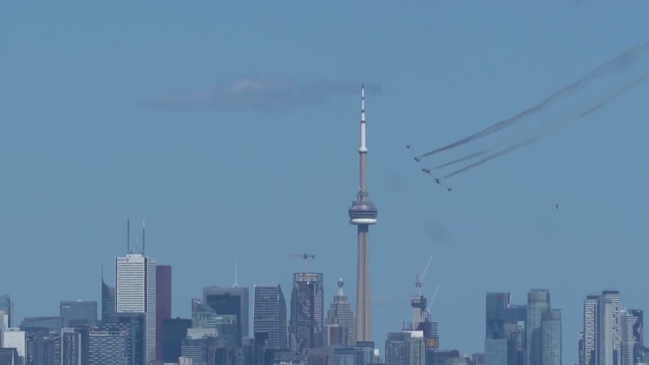 Toronto Air show near CN tower 