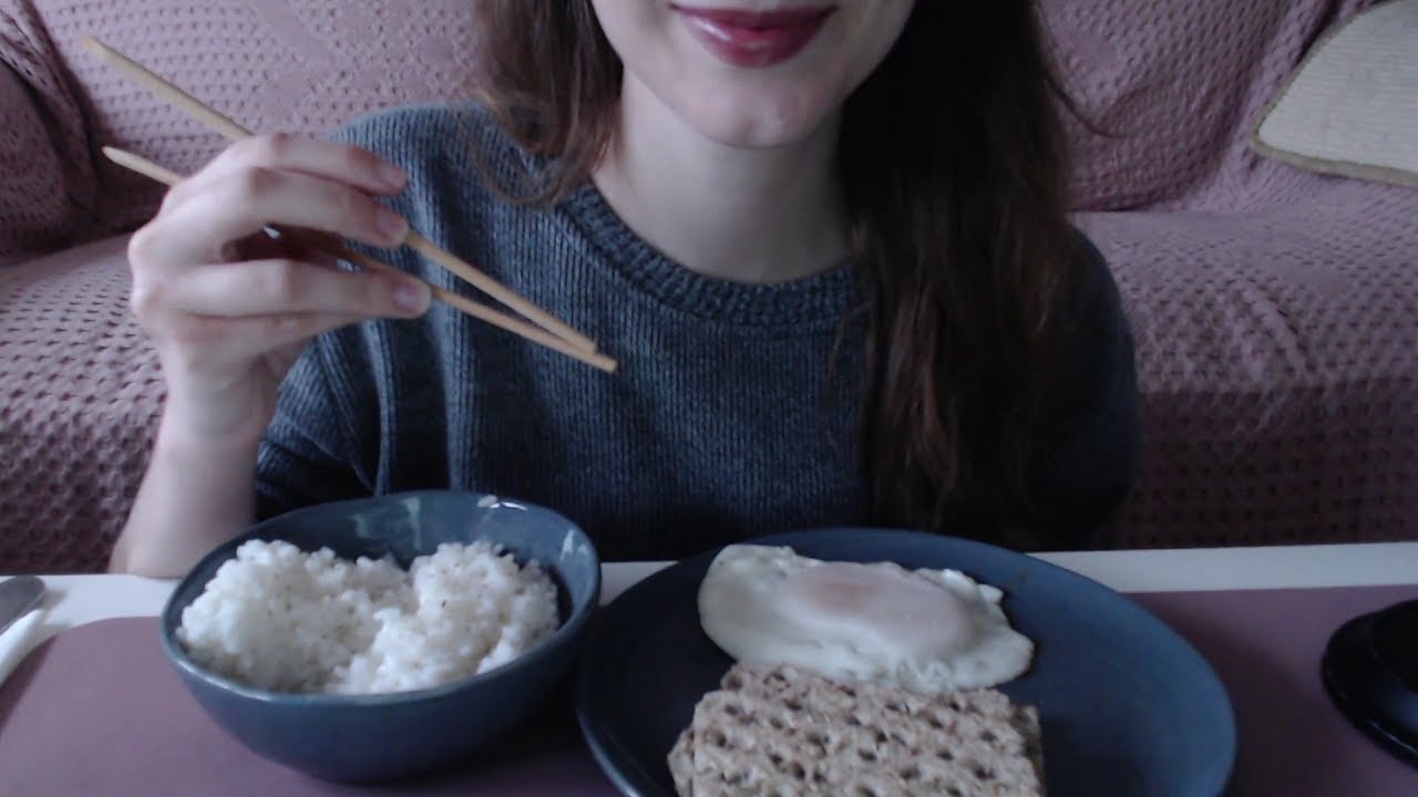 ASMR español. COMIENDO huevo frito con arroz y CHARLANDO (soft spoken)