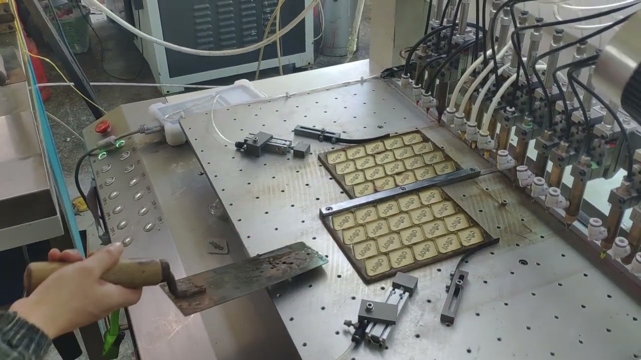 soft pvc dispensing machine ,the 18 color silicon dispensing machine ,making soft rubber pvc logo